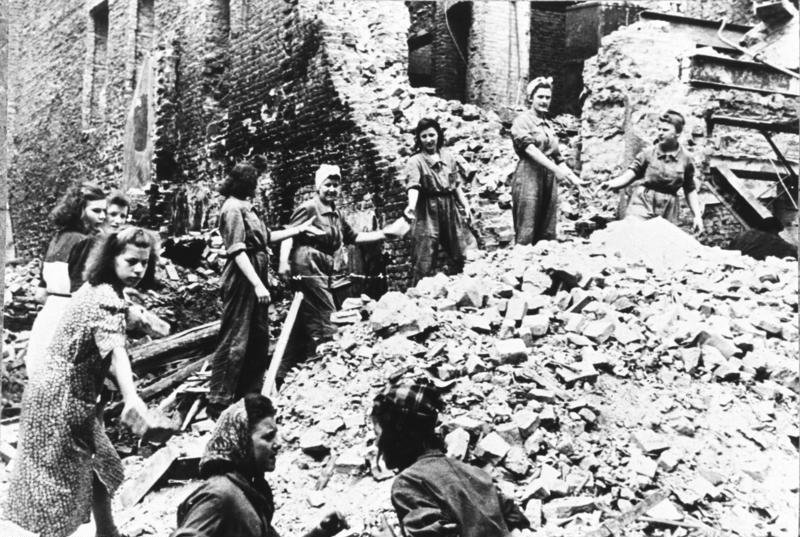 Trümmerfrauen bei der Arbeit