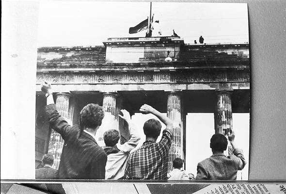 Berlin: Ost; Fäuste vor Brandenburger Tor
