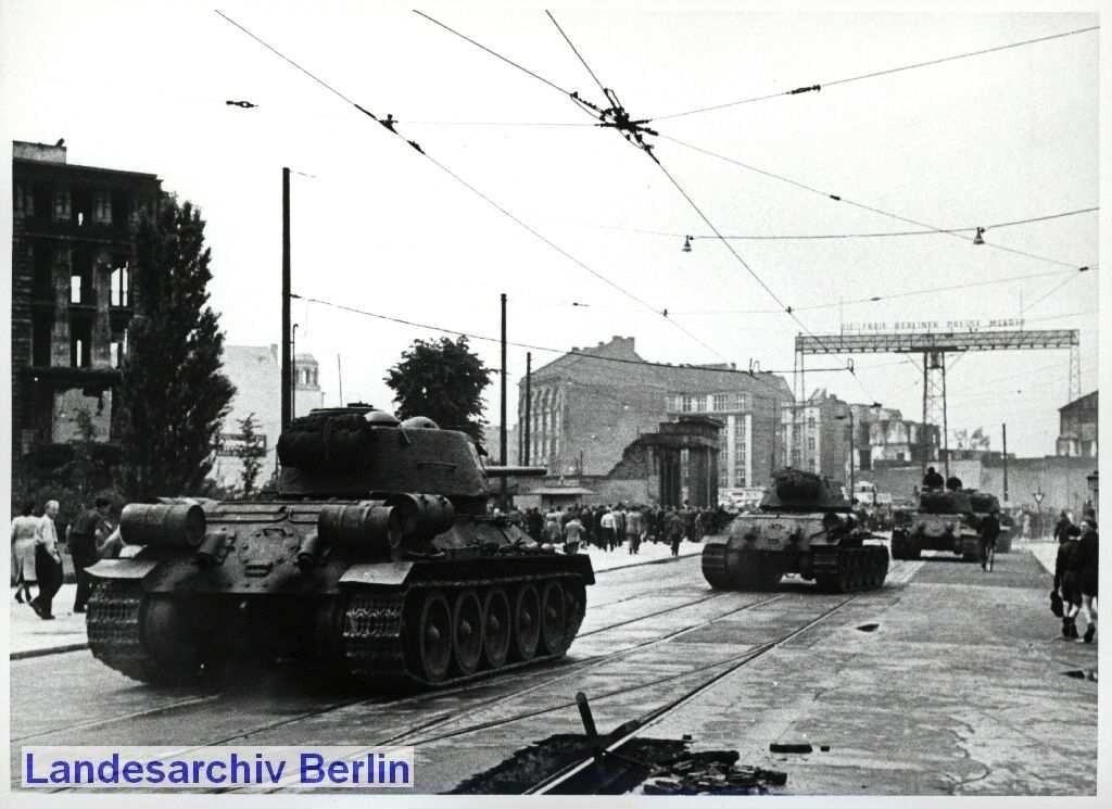 Sowjetische Panzer auf dem Leipziger Platz
