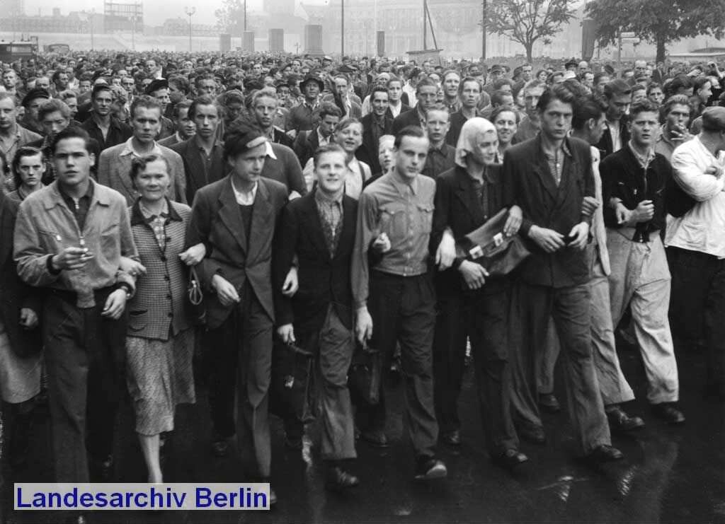 Demonstranten im Lustgarten. 1. Reihe, 3.v.l.: Siegfried Berger
