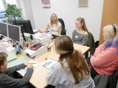 Frau Kleiber im Büro der PA.