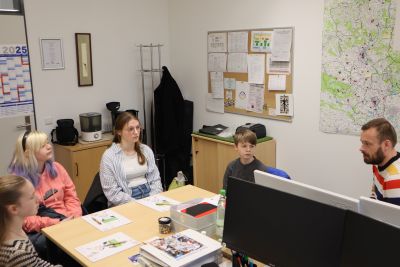 Schülerinnen und Schüler im Büro der PA.