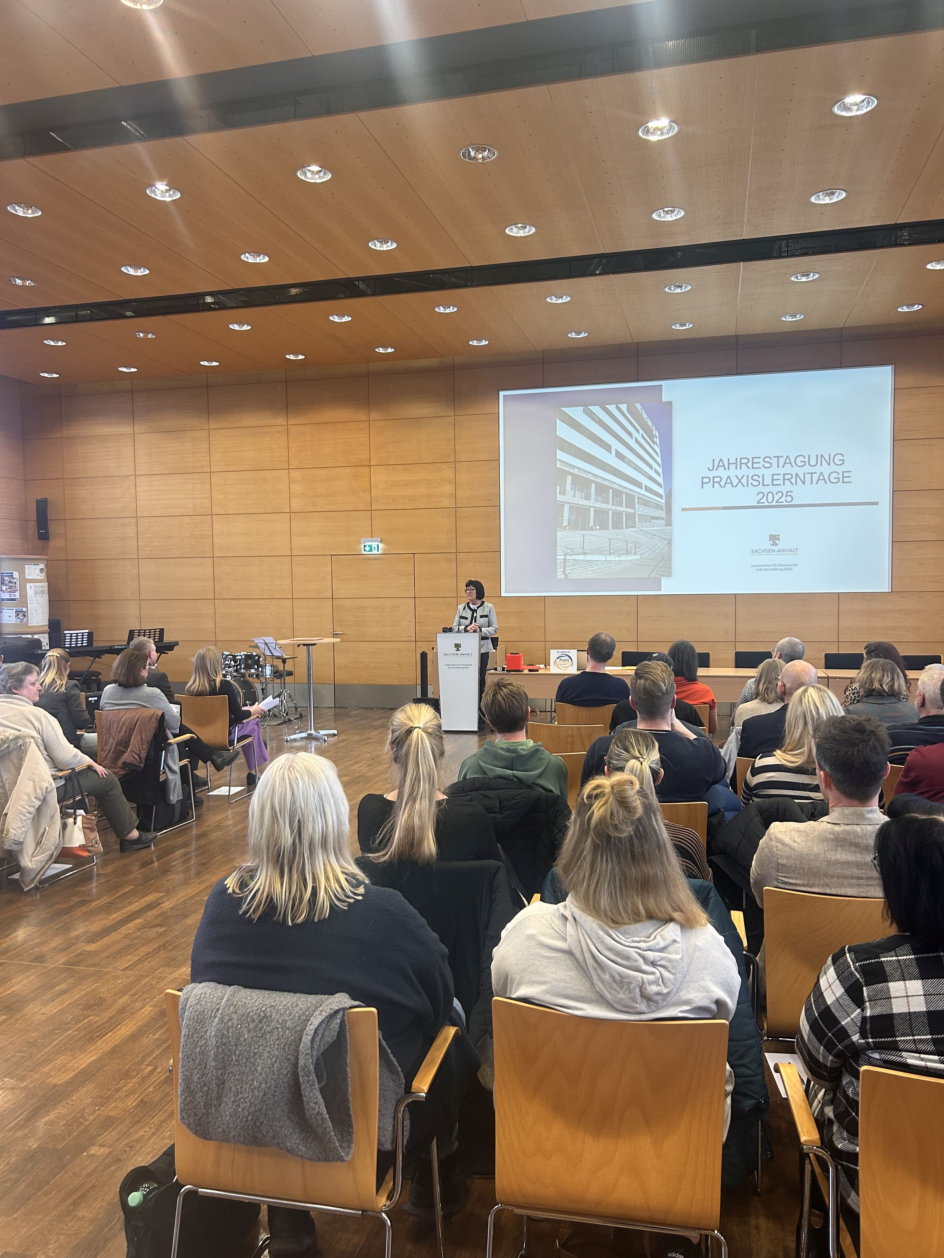 Frau Bildungsministerin Eva Feußner eröffnet die Jahrestagung mit ihren Grußworten an alle persönlich Anwesenden.