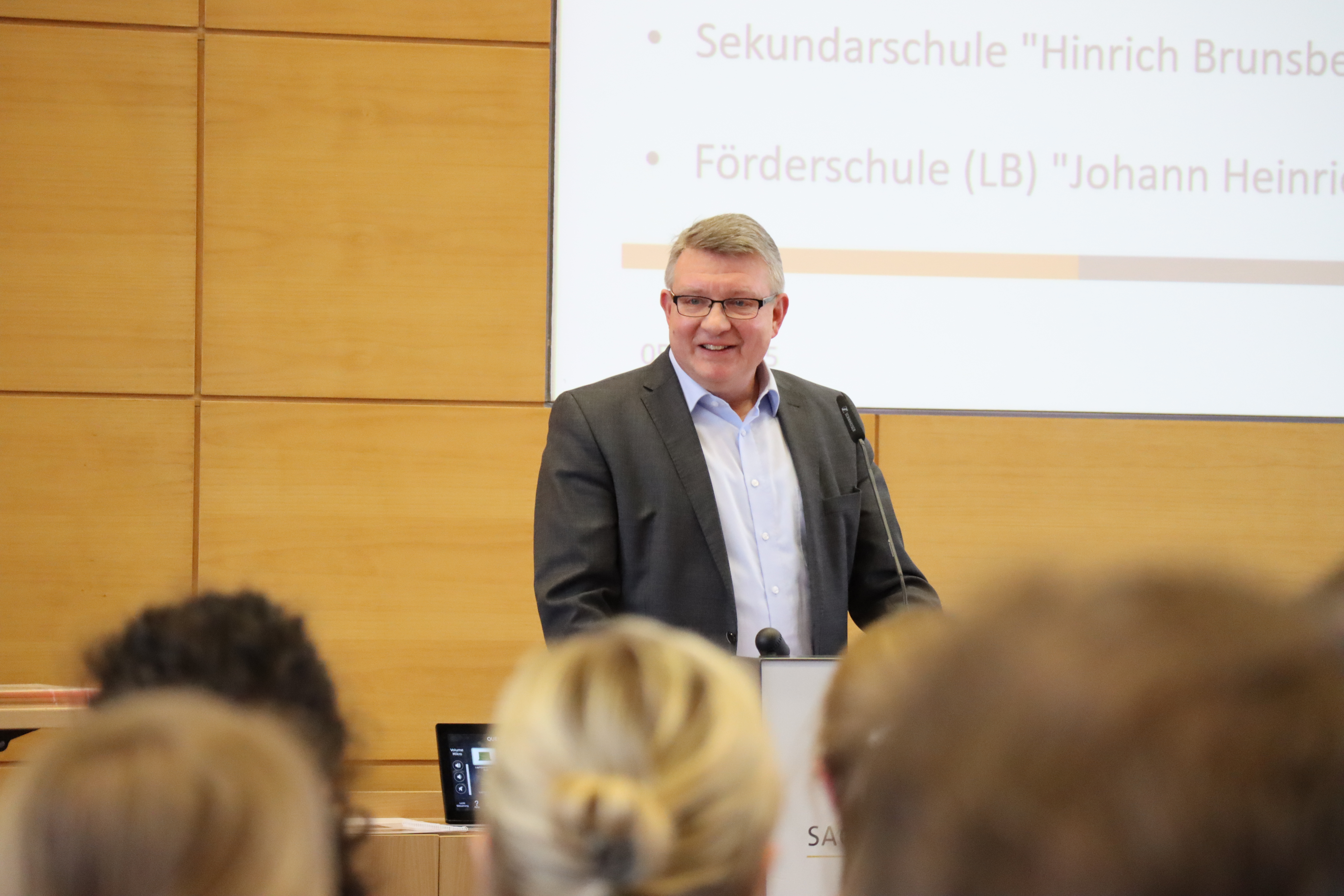 Der Direktor vom LISA, Herr Thomas Schödel, richtet ebenfalls wertschätzende Grußworte an alle Teilnehmenden der Jahrestagung